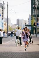 hübsche junge frau, die auf der straße spazieren geht. foto