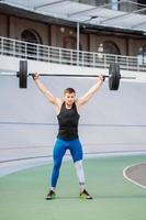 junger typ legt die messlatte im stadion höher, outdoor-training foto