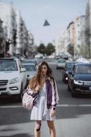 junge schöne Frau auf dem Hintergrund von Autos foto