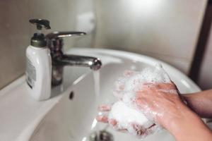mann wäscht hände zum schutz vor dem coronavirus foto
