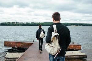 Zwei junge Leute stehen auf einem Pier foto