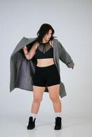 plus size body positive frau mit bequemer unterwäsche und mantel foto