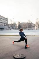 Ganzkörperaufnahme einer fitten jungen Frau beim Stretching-Training. foto