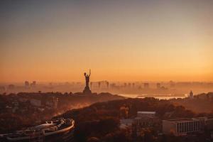 Mutter-Heimat-Denkmal bei Sonnenuntergang. in Kiew, Ukraine. foto