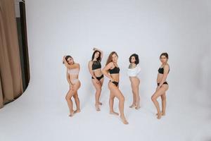 verschiedene Models in bequemer Unterwäsche, genießen die gemeinsame Zeit foto