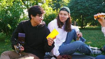 Gesellschaft von schönen jungen Leuten und Hunden, die ein Mittagessen im Freien haben. foto