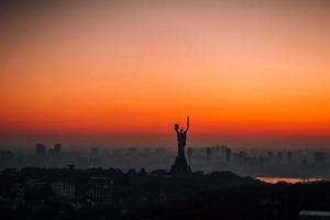 Mutter-Heimat-Denkmal bei Sonnenuntergang. in Kiew, Ukraine. foto