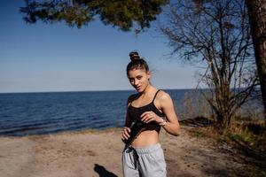 Schlanke junge Frau Trinkwasser nach dem Training foto