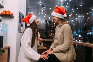 porträt glücklicher süßer junger freunde, die spaß im café haben foto