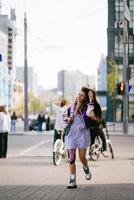 hübsche junge frau, die auf der straße spazieren geht. foto