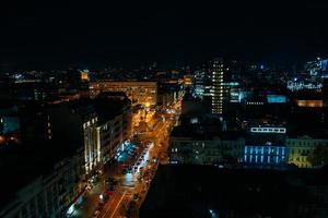 Luftbild aus großer Höhe der Stadt bei Nacht foto