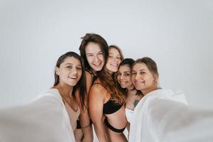 Diverse Models in bequemer Unterwäsche machen ein Selfie foto