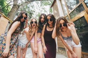 fünf junge schöne Mädchen foto