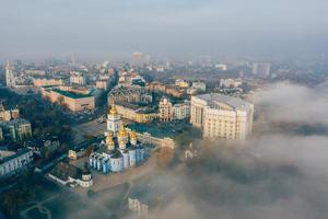 Luftaufnahme der Stadt im Nebel foto