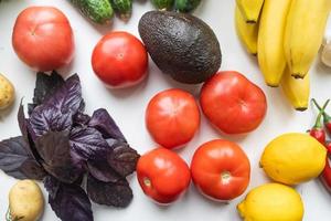 frisches gesundes gemüse für eine gesunde ernährung. gesundes lebensmittelkonzept foto