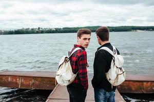 Zwei junge Männer stehen auf dem Pier foto