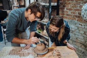 Herstellung eines handgefertigten Tontopfes in der Werkstatt. Töpferunterricht, Hobby. foto