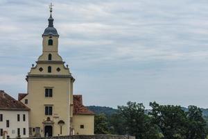 schöne alte Kirche in hügeliger Landschaft foto