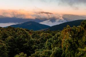 landschaften der ukrainischen karpaten, eine reise zu den bergkämmen in der ukraine. foto