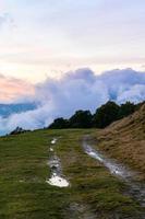 Morgendämmerung in den Bergen, Wolken bedeckten die Hänge der Karpaten. foto