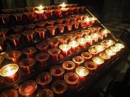 Kerze in einer Kirche foto