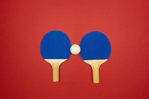 zwei blaue tischtennisschläger stehen für die tischtenniswettkämpfe bereit foto