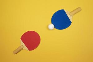 Zwei Tischtennisschläger liegen einander gegenüber bereit für die Ping-Pong-Wettkämpfe foto