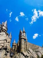 osaka, japan am 8. april 2019. dies ist ein foto des schlossgebäudes hogwarts im universal studio japan in osaka.