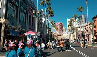 osaka, japan am 9. april 2019. dies ist ein rückansichtsfoto von menschen, die in die universal studios japan gehen. foto