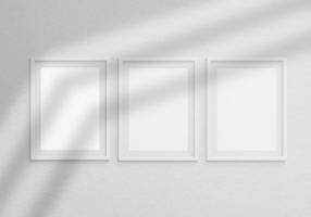 Leerzeichen-Porträtfotorahmen isoliert auf weißem, realistischem Rechteck grauer Rahmen Mockup. leere rahmen für ihr design, bild, gemälde, poster, schriftzug oder fotogalerie mit schattenüberlagerung. foto