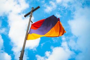 Nationalsymbol Armeniens - armenische Flagge auf Post auf Hügel mit sonnigem Himmelshintergrund. dramatische ansicht der wolkenlandschaft des kopierraums