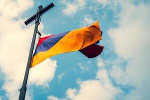 Nationalsymbol Armeniens - armenische Flagge auf Post auf Hügel mit sonnigem Himmelshintergrund. dramatische ansicht der wolkenlandschaft des kopierraums foto