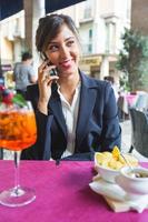 junge Geschäftsfrau, die während einer Pause auf dem Mobiltelefon spricht