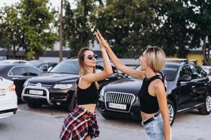 Zwei Mädchen trafen sich auf dem Parkplatz foto