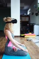 Frau im Yoga-Kurs mit vr-Headset foto