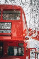 Liebendes junges Paar hat Spaß im roten Bus foto