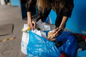 junge frau, die müll sortiert. Konzept des Recyclings. kein Verlust foto