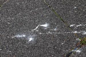 Detailansicht auf Asphaltoberflächen verschiedener Straßen und Straßen mit Rissen foto