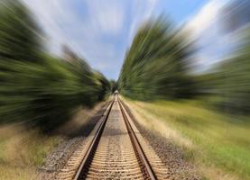 abnehmende Perspektivansicht auf einer Bahnstrecke mit Bewegungsunschärfe bei hoher Geschwindigkeit foto