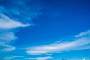 blauer Himmel mit weißen Wolken. an einem klaren Tag foto