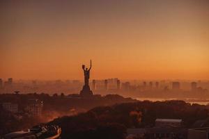 Mutter-Heimat-Denkmal bei Sonnenuntergang. in Kiew, Ukraine. foto