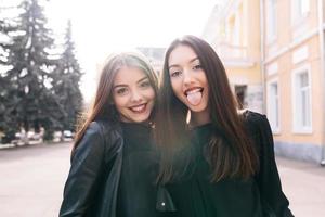 zwei junge erwachsene Mädchen foto