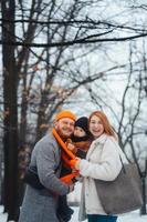 Papa Mama und Baby im Winter im Park foto