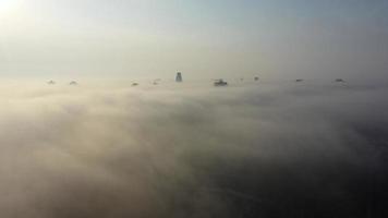 Luftaufnahme der Stadt im Nebel. Wolkenkratzer über dem Nebel foto