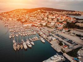 Luftaufnahme, Segelboote. Kroatien. Sonnenuntergang