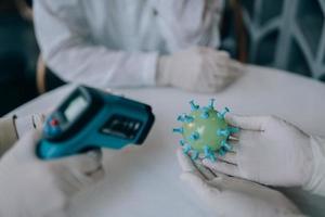 wissenschaftler virologe hält modell des neuen coronavirus oder covid-19 foto