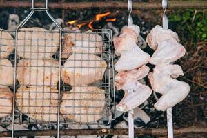 Grillsaison im Freien im Park. frühling sommer grillen. foto