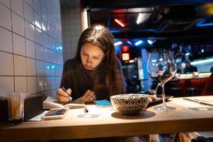 Frau arbeitet abends in einem Café foto