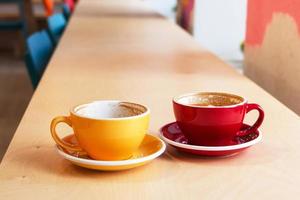 zwei Tassen Kaffee auf Holztisch im Café. foto