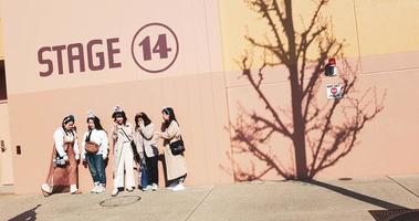 osaka, japan am 9. april 2019. fünf asiatische beste freunde fotografieren vor der studiofassade der bühne 14 in den universal studios japan. foto